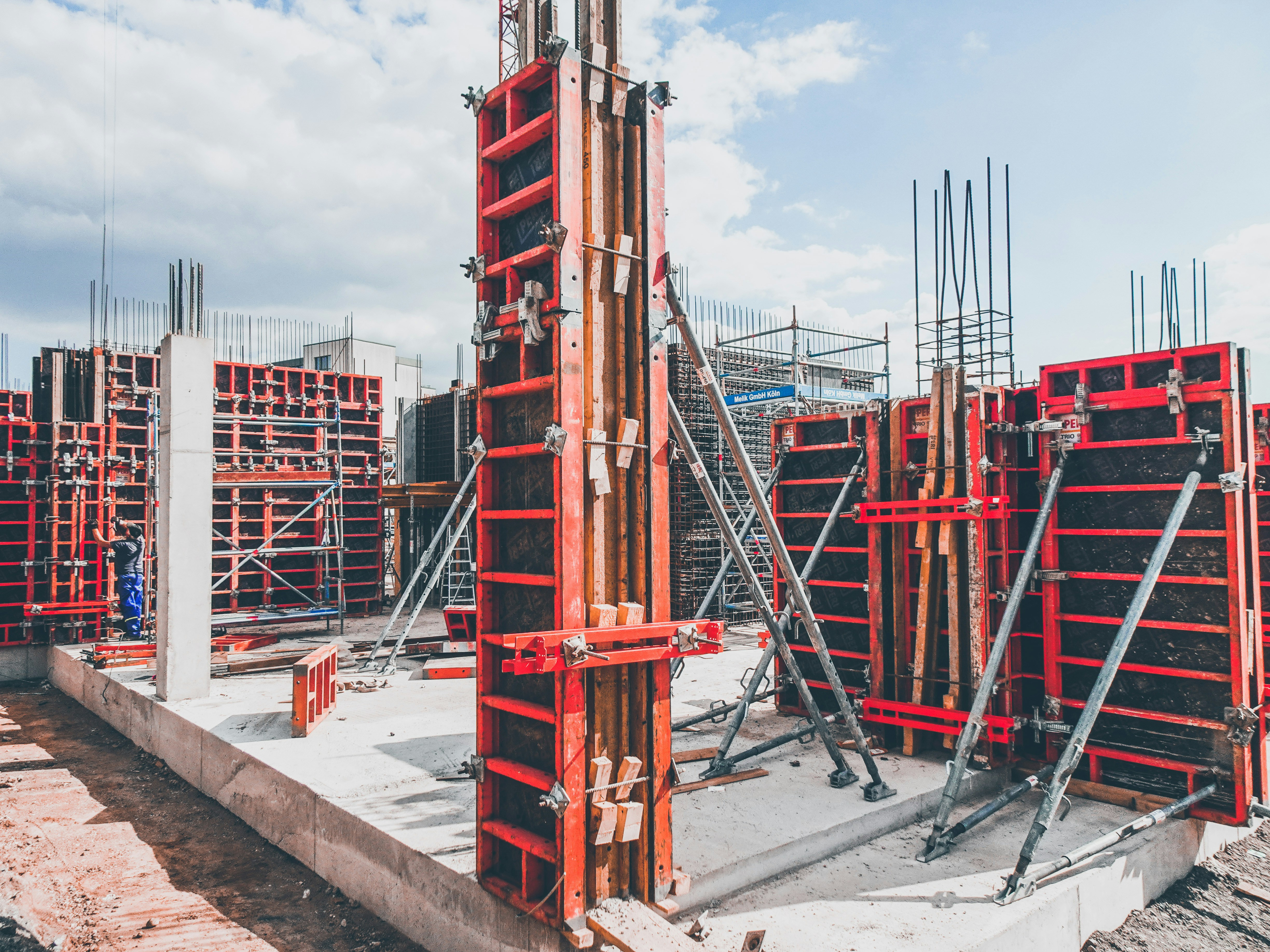 End‑to‑end electrical & instrumentation (E&I), industrial O&M, green energy & smart city solutions, HSE/QHSE, and waterproofing & coatings.